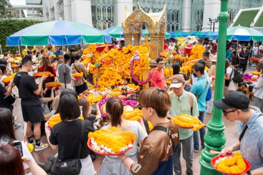 Tayland 'ın Bangkok şehrindeki Sukhumvit' teki Erewan Tapınağı 'ndaki insanlar. Tayland, Bangkok, 15 Aralık 2024.