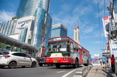 Tayland 'ın Bangkok şehrindeki Pratunam bölgesinde, Platinum Alışveriş Merkezi' nde bir otobüs. Tayland, Bangkok, 15 Aralık 2024. 