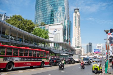 Tayland 'ın Bangkok şehrindeki Pratunam bölgesinde, Platinum Alışveriş Merkezi' nde bir otobüs. Tayland, Bangkok, 15 Aralık 2024. 