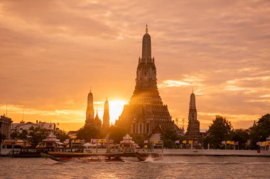 Tayland, Bangkok - 15 Aralık 2024: Bangkok 'taki Chao Phraya Nehri' ndeki Wat Arun 'da gün batımı. 