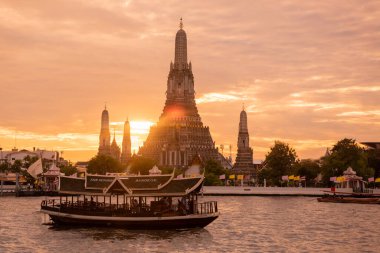 Tayland, Bangkok - 15 Aralık 2024: Bangkok 'taki Chao Phraya Nehri' ndeki Wat Arun 'da gün batımı. 