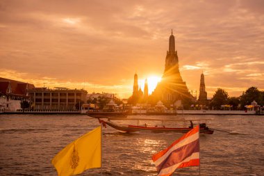 Tayland, Bangkok - 15 Aralık 2024: Bangkok 'taki Chao Phraya Nehri' ndeki Wat Arun 'da gün batımı. 
