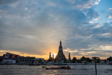 Tayland, Bangkok - 15 Aralık 2024: Bangkok 'taki Chao Phraya Nehri' ndeki Wat Arun 'da gün batımı. 