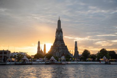 Tayland, Bangkok - 15 Aralık 2024: Bangkok 'taki Chao Phraya Nehri' ndeki Wat Arun 'da gün batımı. 