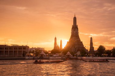 Tayland, Bangkok - 15 Aralık 2024: Bangkok 'taki Chao Phraya Nehri' ndeki Wat Arun 'da gün batımı. 