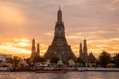 Tayland, Bangkok - 15 Aralık 2024: Bangkok 'taki Chao Phraya Nehri' ndeki Wat Arun 'da gün batımı. 