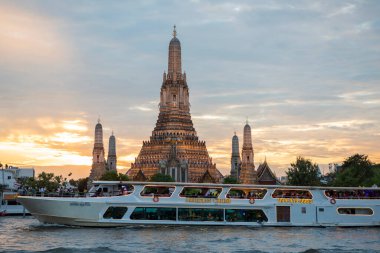 Tayland 'ın Bangkok şehrindeki Chao Phraya Nehri' nde Wat Arun 'da gemi turu. Tayland, Bangkok, 15 Aralık 2024.