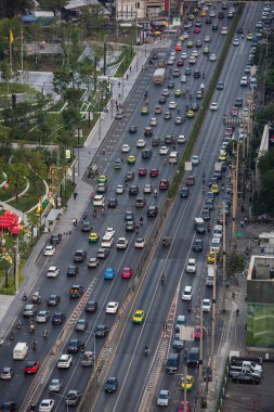 Tayland 'ın Bangkok şehrindeki Lumphini Park' ta Rama 9 karayolunda trafik var. Tayland, Bangkok, 10 Aralık 2024.