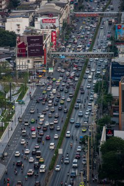 Tayland, Bangkok - 10 Aralık 2024: Tayland 'ın Bangkok kentindeki Lumphini Park' taki Rama 9 Otoyolu.