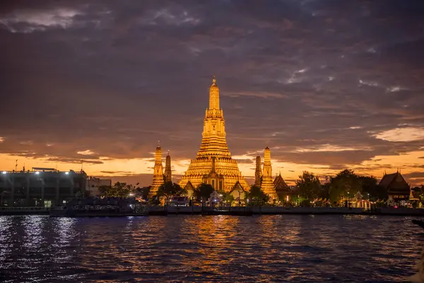 Tayland, Bangkok - 15 Aralık 2024: Bangkok 'taki Chao Phraya Nehri' ndeki Wat Arun 'da gün batımı. 