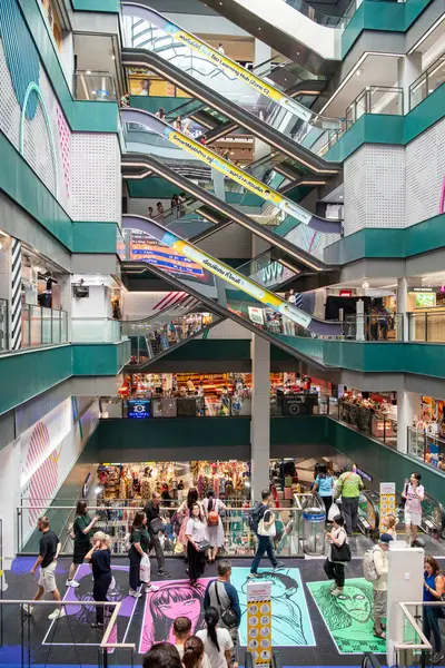 Tayland 'ın Bangkok şehrindeki Siyam Meydanı' ndaki Alışveriş Merkezi 'nin içinde. Tayland, Bangkok, Aralık, 16, 2024.