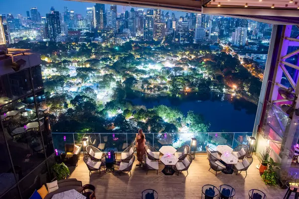 Tayland 'ın Bangkok şehrindeki Lumphini Park' taki SO Bangkok Oteli 'nin çatı katı manzaralı. Tayland, Bangkok, 10 Aralık 2024.