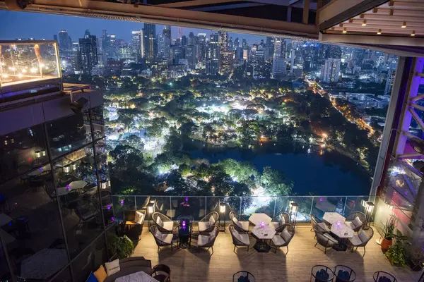 Tayland 'ın Bangkok şehrindeki Lumphini Park' taki SO Bangkok Oteli 'nin çatı katı manzaralı. Tayland, Bangkok, 10 Aralık 2024.