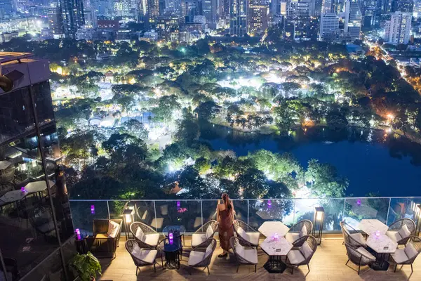 Tayland 'ın Bangkok şehrindeki Lumphini Park' taki SO Bangkok Oteli 'nin çatı katı manzaralı. Tayland, Bangkok, 10 Aralık 2024.