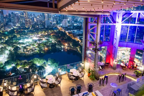 Tayland 'ın Bangkok şehrindeki Lumphini Park' taki SO Bangkok Oteli 'nin çatı katı manzaralı. Tayland, Bangkok, 10 Aralık 2024.