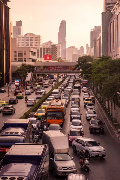 Tayland 'ın Bangkok şehrindeki Siyam Meydanı' nda trafik var. Tayland, Bangkok, 11 Aralık 2024.