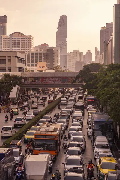 Tayland 'ın Bangkok şehrindeki Siyam Meydanı' nda trafik var. Tayland, Bangkok, 11 Aralık 2024.