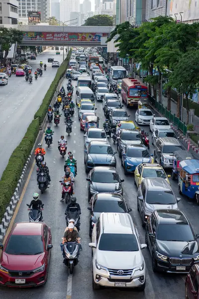 Tayland 'ın Bangkok şehrindeki Siyam Meydanı' nda trafik var. Tayland, Bangkok, 11 Aralık 2024.