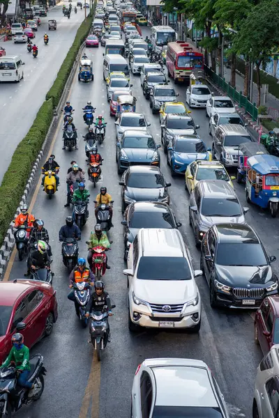 Tayland 'ın Bangkok şehrindeki Siyam Meydanı' nda trafik var. Tayland, Bangkok, 11 Aralık 2024.