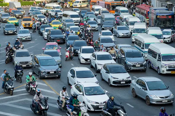 Tayland, Bangkok - 11 Aralık 2024: Bangkok 'un Rachathewi kentindeki Zafer Anıtı' nda trafik.