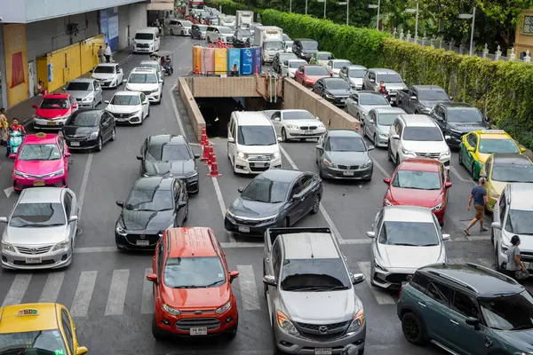 Tayland, Bangkok - 12 Aralık 2024: Siam, Bangkok, Tayland 'daki Central World Mall' da Ratchadamri Yolu 'nda trafik.  