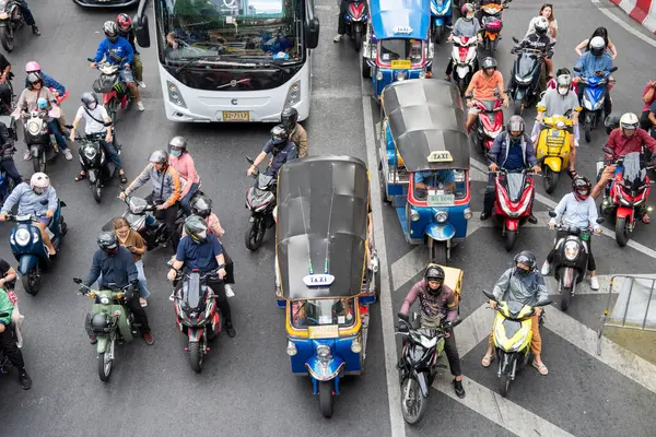 Tayland, Bangkok - 12 Aralık 2024: Siam, Bangkok, Tayland 'daki Central World Mall' da Ratchadamri Yolu 'nda trafik.  