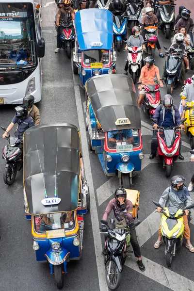 Tayland, Bangkok - 12 Aralık 2024: Siam, Bangkok, Tayland 'daki Central World Mall' da Ratchadamri Yolu 'nda trafik.  