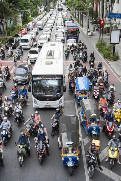 Tayland, Bangkok - 12 Aralık 2024: Siam, Bangkok, Tayland 'daki Central World Mall' da Ratchadamri Yolu 'nda trafik.  