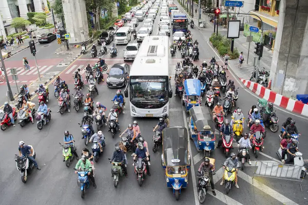 Tayland, Bangkok - 12 Aralık 2024: Siam, Bangkok, Tayland 'daki Central World Mall' da Ratchadamri Yolu 'nda trafik.  
