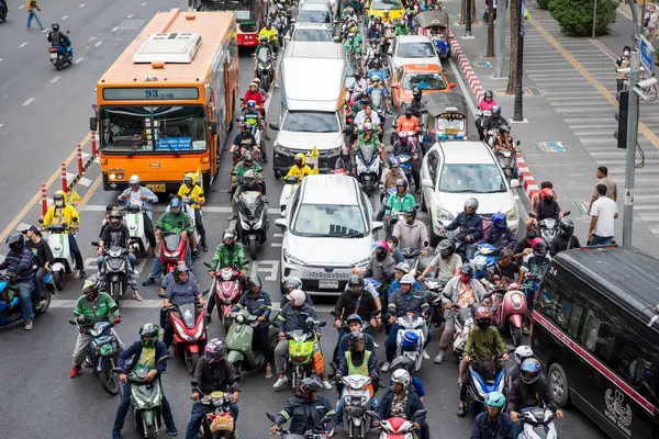 Tayland, Bangkok - 12 Aralık 2024: Siam, Bangkok, Tayland 'daki Central World Mall' da Ratchadamri Yolu 'nda trafik.  