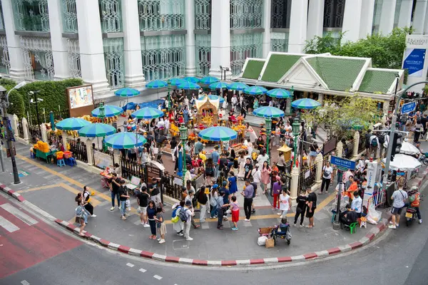 Tayland 'ın Bangkok şehrindeki Sukhumvit' teki Erewan Tapınağı 'ndaki insanlar. Tayland, Bangkok, Aralık 12, 2024.