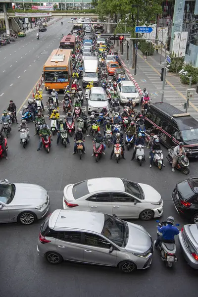 Tayland, Bangkok - 12 Aralık 2024: Siam, Bangkok, Tayland 'daki Central World Mall' da Ratchadamri Yolu 'nda trafik.  