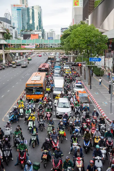 Tayland, Bangkok - 12 Aralık 2024: Siam, Bangkok, Tayland 'daki Central World Mall' da Ratchadamri Yolu 'nda trafik.  