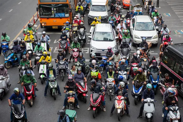 Tayland, Bangkok - 12 Aralık 2024: Siam, Bangkok, Tayland 'daki Central World Mall' da Ratchadamri Yolu 'nda trafik.  