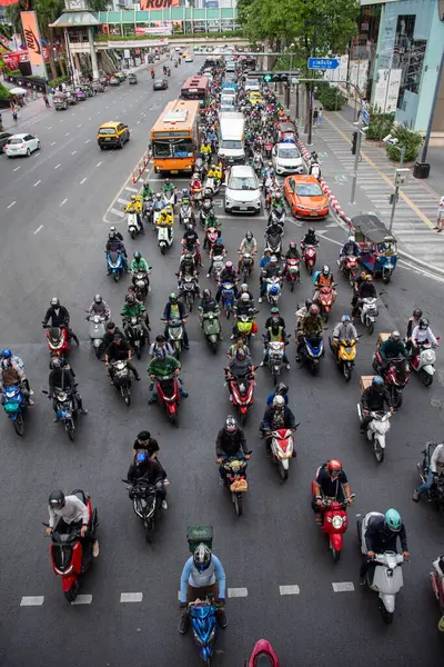 Tayland, Bangkok - 12 Aralık 2024: Siam, Bangkok, Tayland 'daki Central World Mall' da Ratchadamri Yolu 'nda trafik.  