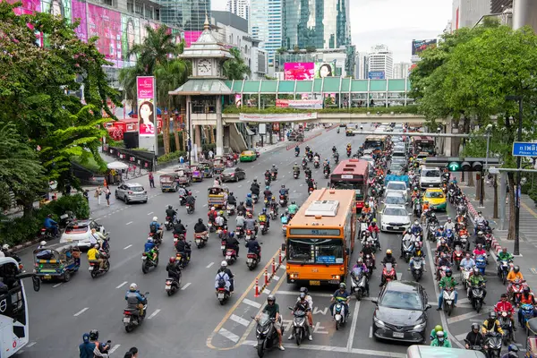Tayland, Bangkok - 12 Aralık 2024: Siam, Bangkok, Tayland 'daki Central World Mall' da Ratchadamri Yolu 'nda trafik.  