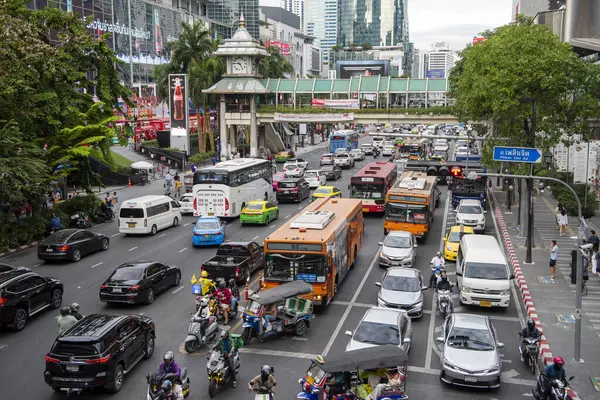 Tayland, Bangkok - 12 Aralık 2024: Siam, Bangkok, Tayland 'daki Central World Mall' da Ratchadamri Yolu 'nda trafik.  