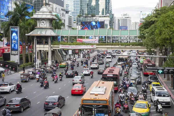 Tayland, Bangkok - 12 Aralık 2024: Siam, Bangkok, Tayland 'daki Central World Mall' da Ratchadamri Yolu 'nda trafik.  