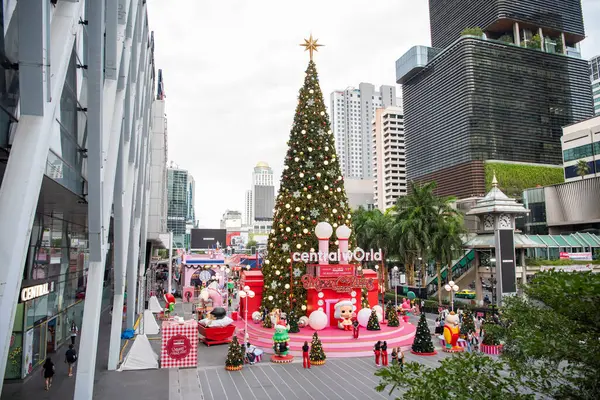 Tayland 'ın Bangkok şehrinde Sukhumvit' teki Merkez Dünya Alışveriş Merkezi 'nde büyük bir Noel Ağacı. Tayland, Bangkok, Aralık 12, 2024.