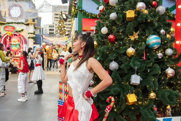 Tayland, Bangkok - 12 Aralık 2024: Tayland 'da Sukhumvit' teki Central World Mall 'da Noel Çocuk Etkinliği.  