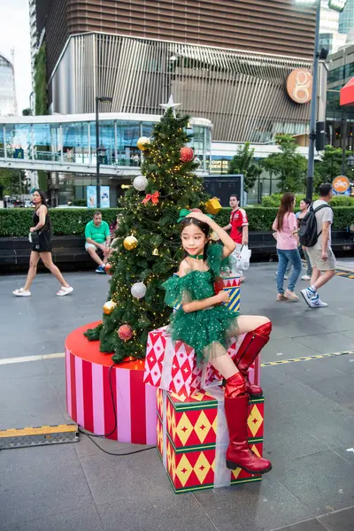 Tayland, Bangkok - 12 Aralık 2024: Tayland 'da Sukhumvit' teki Central World Mall 'da Noel Çocuk Etkinliği.  