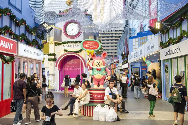 Tayland 'ın Bangkok şehrindeki Sukhumvit' teki Merkez Dünya Alışveriş Merkezi 'nde büyük bir Noel festivali. Tayland, Bangkok, Aralık 12, 2024.