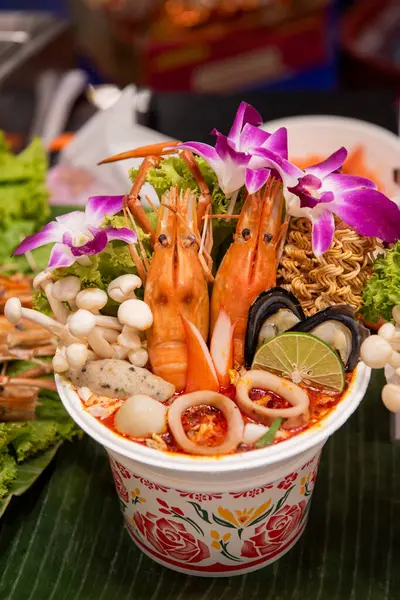   Tayland, Bangkok - 13 Aralık 2024: Tayland 'da Chao Phraya Nehri' ndeki Icon Siam Alışveriş Merkezi 'nde Gıda Pazarı.