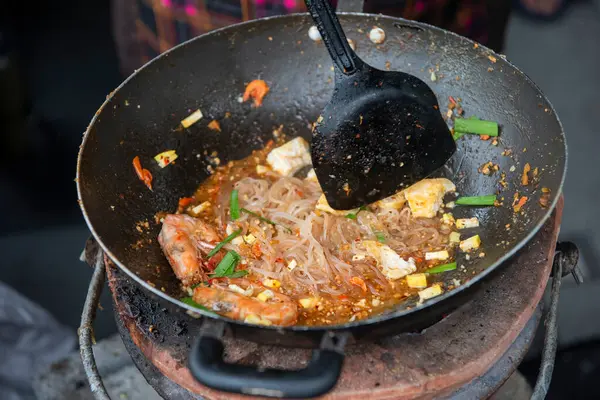 Tayland 'ın Bangkok şehrindeki Chao Phraya Nehri' ndeki Icon Siam Mall 'da Pad Thai Food. Tayland, Bangkok, 13 Aralık 2024.