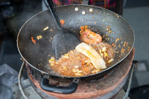 Tayland 'ın Bangkok şehrindeki Chao Phraya Nehri' ndeki Icon Siam Mall 'da Pad Thai Food. Tayland, Bangkok, 13 Aralık 2024.