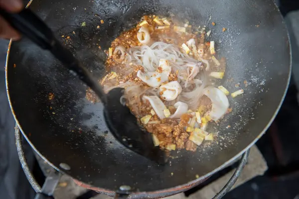 Tayland 'ın Bangkok şehrindeki Chao Phraya Nehri' ndeki Icon Siam Mall 'da Pad Thai Food. Tayland, Bangkok, 13 Aralık 2024.