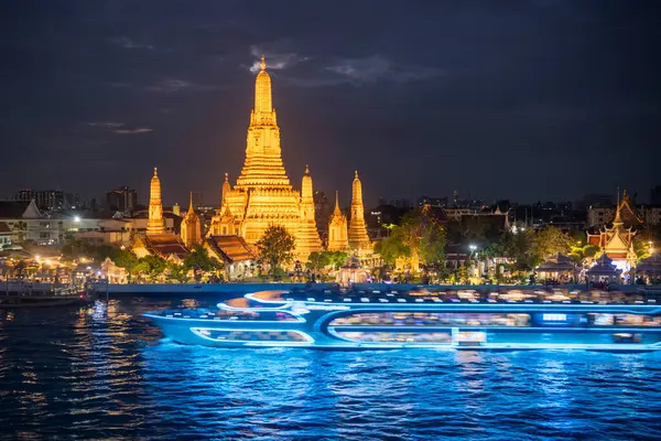 Tayland, Bangkok - 13 Aralık 2024: Tayland 'da Chao Phraya Nehri' nde Wat Arun 'da tekne gezisi.