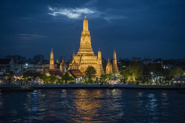 Tayland, Bangkok, 13 Aralık 2024 - Tayland 'da Chao Phraya Nehri' ndeki Wat Arun 'da akşam.  