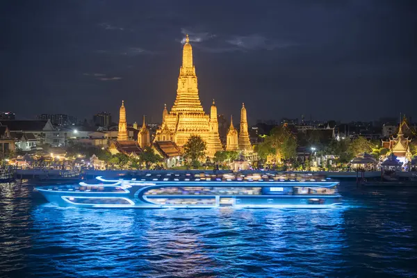 Tayland, Bangkok - 13 Aralık 2024: Tayland 'da Chao Phraya Nehri' nde Wat Arun 'da tekne gezisi.