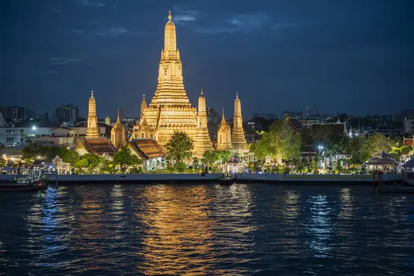 Tayland, Bangkok, 13 Aralık 2024 - Tayland 'da Chao Phraya Nehri' ndeki Wat Arun 'da akşam.  